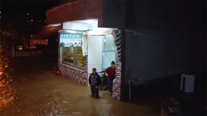 Karasu Darıcayırı Mahallesi sular altında kaldı
