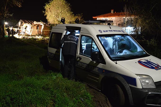 17 yaşındaki genç, annesini boğazından bıçakladı
