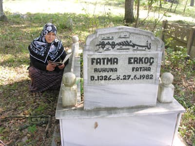 <p align="center"><strong><font face="arial,helvetica,sans-serif" size="2">Mezarlık Ziyaretleri</font></strong></p>