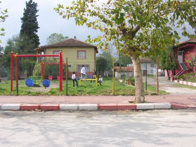 <p align="center"><strong><font face="arial,helvetica,sans-serif" size="2">Parklara Koşan &Ccedil;ocuklar</font></strong></p>