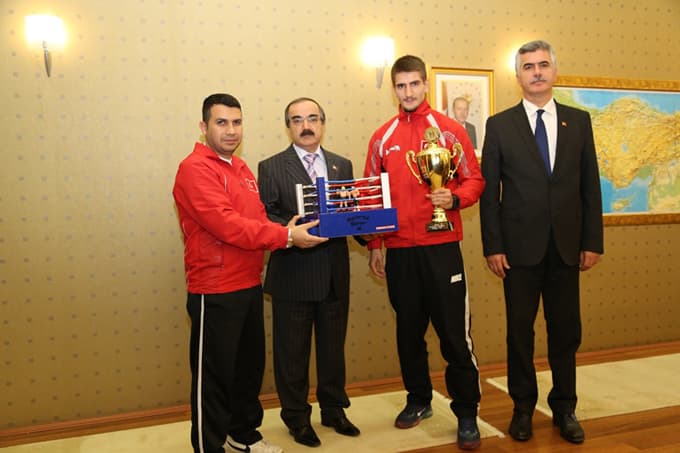 Şampiyon Ömer Faruk Avcı gururunu Vali Coş ile paylaştı