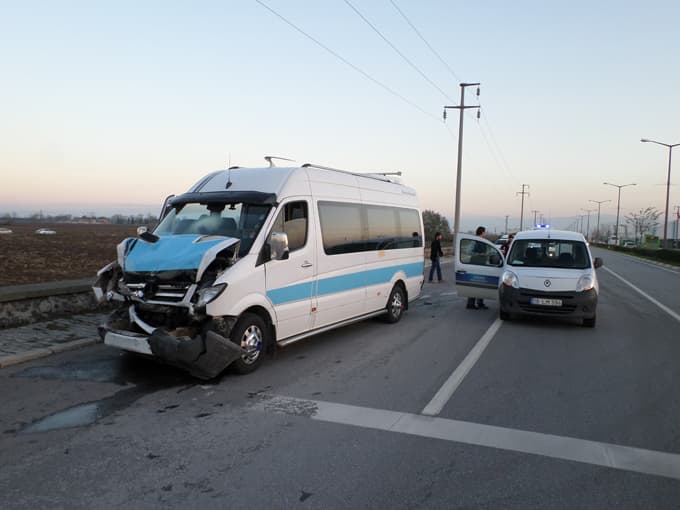 Yolcu minibüsü panelvana çarptı: 6 yaralı