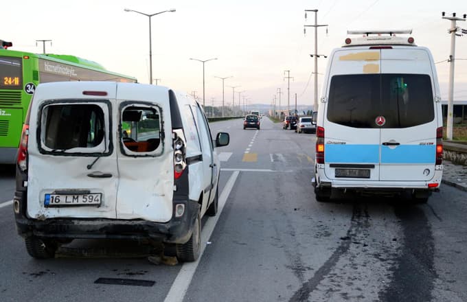 Yolcu minibüsü panelvana çarptı: 6 yaralı