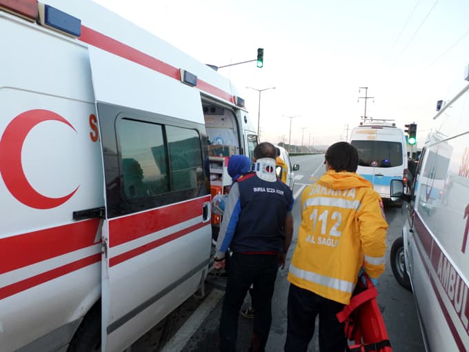 Yolcu minibüsü panelvana çarptı: 6 yaralı