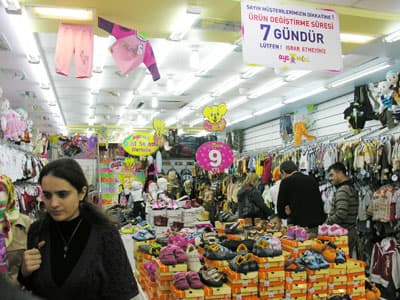 <p align="center"><strong><font face="arial,helvetica,sans-serif" size="2">Kalabalığı Fırsat Bilen Esnaflar</font></strong></p>