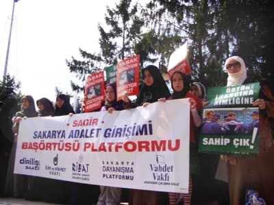 <font face="Arial" size="2">ABD ve Siyonist İsrail'in uyguladığı politikaların eleştirildiği a&ccedil;ıklamada, işbirlik&ccedil;i tutum takınan sistemlerin İslami Direniş hareketleri tarafından hezimete uğratılacağı ifade edilerek, T&uuml;rkiye'deki s&uuml;recin ise baş&ouml;rt&uuml;s&uuml; yasağına karşı geliştirilen direnişle ger&ccedil;ekleşebileceği a&ccedil;ıklandı. <font color="#333399">&quot;Sivil ve askeri b&uuml;rokrasinin, sermaye gruplarının, kartel medyasının; kısaca &uuml;lke egemenlerinin ısrarla dayattığı baş&ouml;rt&uuml;s&uuml; yasağı halkın tercihine rağmen devam etmektedir. İktidar partisi de egemenlerin istekleri doğrultusunda t&uuml;m politikalarını belirlemeye veya farklı politikalarını tashih etmeyi s&uuml;rd&uuml;rmektedir. Bu gidiş sosyal, siyasal ve ekonomik anlamda Ak Parti politikalarının &ccedil;&ouml;k&uuml;ş&uuml;n&uuml; ka&ccedil;ınılmaz kılmaktadır. Bir kere daha haykırıyoruz ki; baş&ouml;rt&uuml;s&uuml; Allah'ın emridir. T&uuml;m baskılara ve engellemeler rağmen, Allah'ın (c.c) yardımını umarak direnişimize devam edeceğiz.&quot;</font></font>