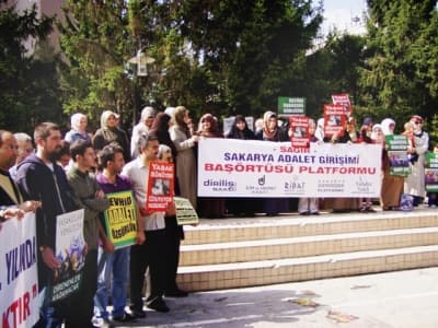 <font face="Arial" size="2"><br />Eyleme destek veren platform mensupları <font color="#000000"><strong>&quot;Baş&ouml;rt&uuml;s&uuml;ne &ouml;zg&uuml;rl&uuml;k, hemen şimdi!&quot;, &quot;Yasak&ccedil;ılar Yenilecek; Direnenler Kazanacak!&quot;, &quot;Namazımız Orucumuz Baş&ouml;rt&uuml;m&uuml;z Kimliğimizdir&quot; ve &quot;Yasak s&uuml;r&uuml;yor,(D)uyuyor musunuz?!&quot; yazılı d&ouml;vizler taşırken, &quot;Direne direne kazanacağız!, Zulme karşı direneceğiz!&quot; ve &quot;Zul&uuml;m Biter; Sabır, Savaş, Zafer&quot; sloganları</strong></font> attılar.</font>