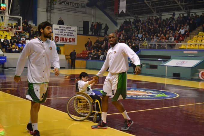 Sakarya B.B. Basketbol takımından örnek davranış