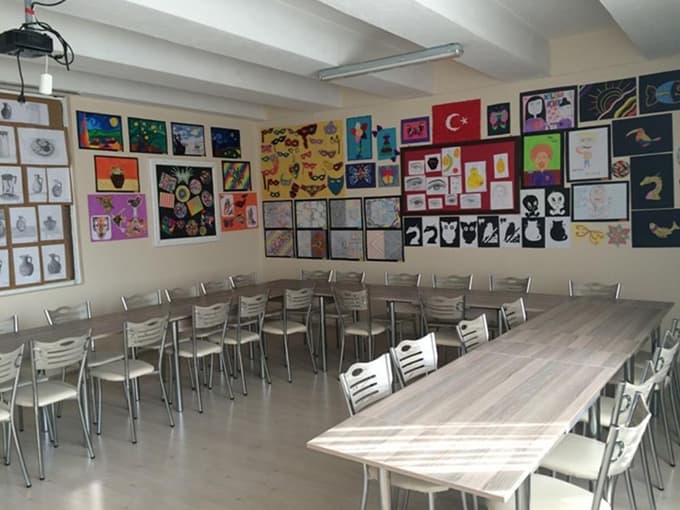 Ortaokula Görsel Sanatlar ve Teknoloji Tasarım sınıfı 