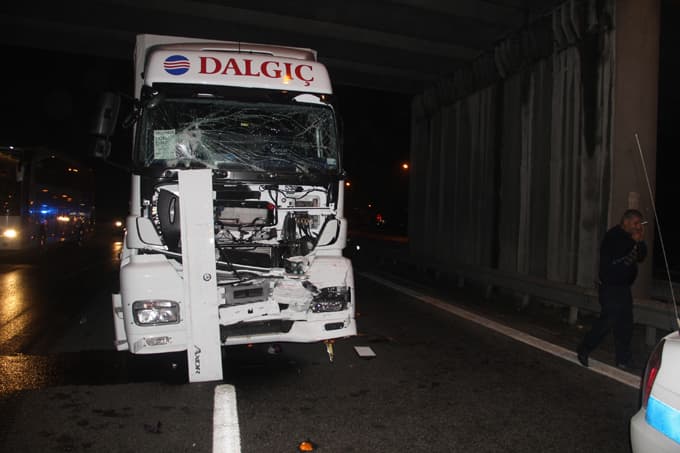 Meyve yüklü kamyon ile tır çarpıştı: 3 yaralı