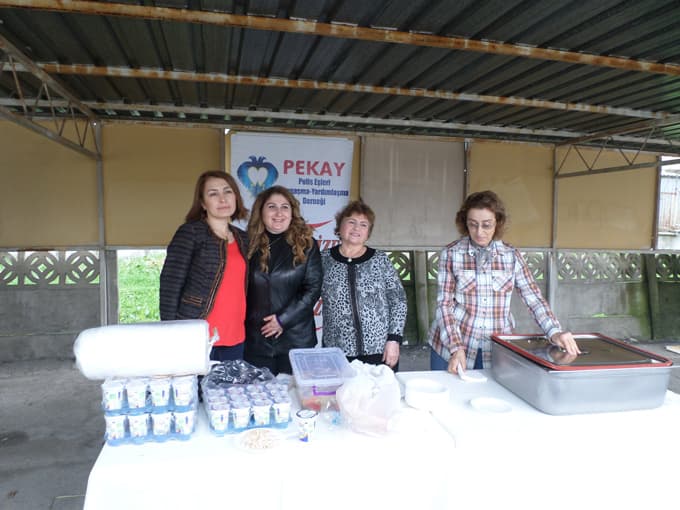 Polis eşlerinden anlamlı kermes