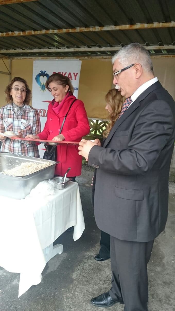 Polis eşlerinden anlamlı kermes
