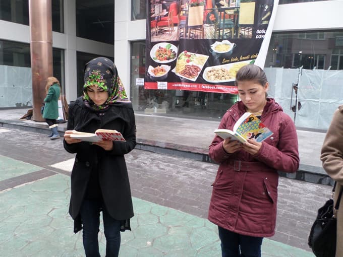 Çark Caddesi'nde kitap okudular