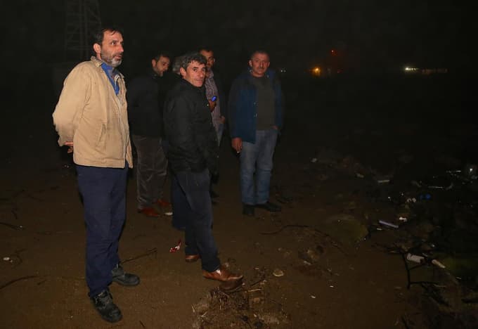 Karasu'da teknede mahsur kalan 5 balıkçı kurtarıldı 