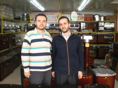 <font face="Arial" size="2">Şehir genelinde doğalgazın gelmesine rağmen ge&ccedil;en seneye g&ouml;re soba satışlarının normal olduğunu belirten S&uuml;r&uuml;c&uuml;, &quot;Adapazarı'na doğalgaz geldi. Ama her mahallede doğalgaz alabilmiş insanlar yok. 80-90 metrekarelik bir evde ge&ccedil;en sene doğalgaz hattını d&ouml;şenmesi ile bu seneki d&ouml;şeme fiyatında y&uuml;zde 30 arasında bir fark var. Bazı m&uuml;şterilerimiz doğalgazım var ama oturduğumuz yerde ısınamıyorum diyor. Odasında ısınmak i&ccedil;in tekrar sobayı yakacak. Doğalgazını da mutfakta banyosunda kullanacak. Sobaların fiyatları 165 YTL'den başlayıp, 340 YTL'ye kadar &ccedil;ıkıyor. Modellere g&ouml;re fiyatlar değişiyor&quot; diye konuştu. Nuray Işık&ccedil;ı isimli ev hanımı da, mahallesine doğalgaz gelmesine rağmen soba kullanmaya devam edeceğini belirterek, &quot;Bu sene doğalgaz almadık. Belki ileriki senelerde alırız. Bu sene soba kullanacağız&quot; dedi.</font>