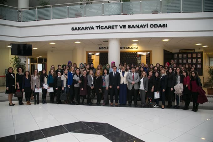 Kız öğrenciler nasıl iş kuracaklarını öğrendiler