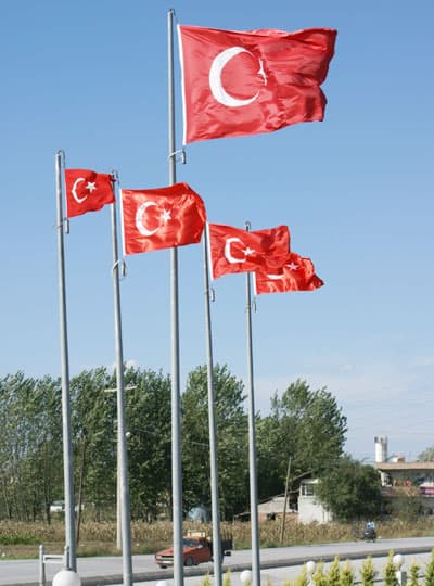 <font face="Arial" size="2">Bu saldırıların, &uuml;lke huzuruna, b&ouml;lgenin barışına ve halkların kardeş&ccedil;e yaşama arzularına indirilen b&uuml;y&uuml;k bir darbe olduğu belirtilen bildiride; insanlık değerlerinden nasibini almamış ter&ouml;r odaklarına verilecek en g&uuml;zel cevabın &quot;&uuml;lkemizin birlik ve b&uuml;t&uuml;nl&uuml;ğ&uuml;ne sahip &ccedil;ıkmak ve t&uuml;m d&uuml;nyaya ge&ccedil;mişte olduğu gibi bu g&uuml;nde tek v&uuml;cut, tek millet, tek devlet olduğumuzu g&ouml;stermek olacağı&quot; belirtildi<br /><br />Vatan uğruna d&ouml;k&uuml;len her kanın kutsal olduğu anlatılan bildiride şu ifadeler yer aldı: &quot;Tarihimiz vatan uğruna verilen m&uuml;cadeleler ve millet olarak g&ouml;stermiş olduğumuz kahramanlık &ouml;rnekleriyle dolu. D&uuml;n olduğu gibi bug&uuml;nde milletimiz, şehit d&uuml;şen evlatlarının ardında bıraktıkları emanetlere sahip &ccedil;ıkacak ve bu ter&ouml;rist saldırılara en kısa s&uuml;rede ve en sert bi&ccedil;imde gerekli cevap verilecektir. 30 yıldır devam eden PKK illetinin ve sinsi ter&ouml;r eylemlerinin bir an &ouml;nce sona ermesi i&ccedil;in millet olarak her t&uuml;rl&uuml; m&uuml;cadeleyi vereceğimizden kimsenin ş&uuml;phesi olmasın.&quot;<br /><br />H&uuml;r Teşebb&uuml;s Camiası olarak yapılan a&ccedil;ıklamada; hi&ccedil;bir yasadışı &ouml;rg&uuml;t&uuml;n &uuml;lkemizin birlik ve beraberliğini, huzurunu bozmaya g&uuml;c&uuml;n&uuml;n yetmeyeceğinin bilinmesi istendi. A&ccedil;ıklamada ayrıca, &quot;Hain saldırılarda şehit d&uuml;şen kahraman Mehmet&ccedil;iklerimize Allah'tan rahmet, kahraman T&uuml;rk Silahlı Kuvvetlerimize, Y&uuml;ce T&uuml;rk Milletine ve şehitlerimizin kederli ailelerine sabır ve başsağlığı diliyoruz&quot; denildi. Bu arada Sakarya Ticaret ve Sanayi Odası (SATSO), ter&ouml;r saldırısını kınamak ve şehitleri anmak amacıyla hizmet binasını bayraklarla donattı. </font>