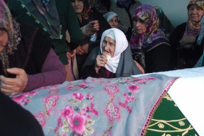 105 yaşında ölen ablasının ardından gözyaşı döktü