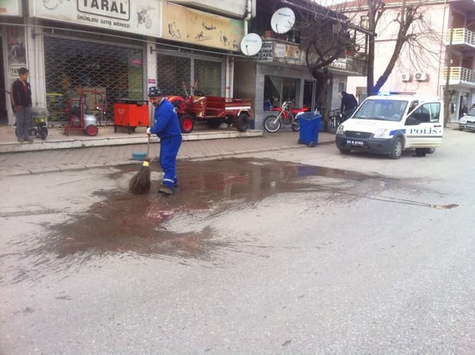 Cep telefonuna bakan bisikletliye kamyonet çarptı