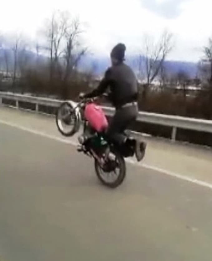 Tek teker üzerinde tehlikeli yolculuk