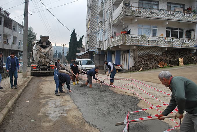 Kocaali'de altyapı çalışmalarında bozulan yollar tamir ediliyor