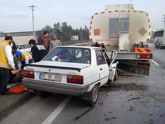 Otomobil tankerin altına girdi