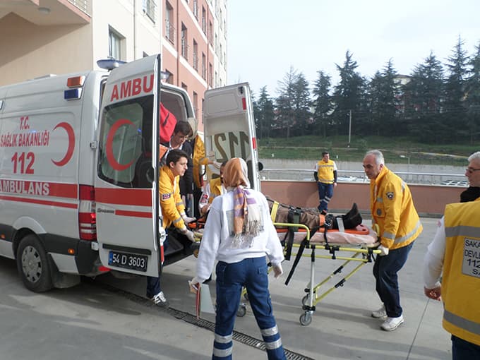 Otomobil tankerin altına girdi