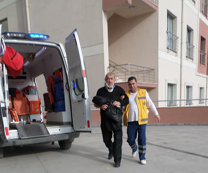 Otomobil tankerin altına girdi