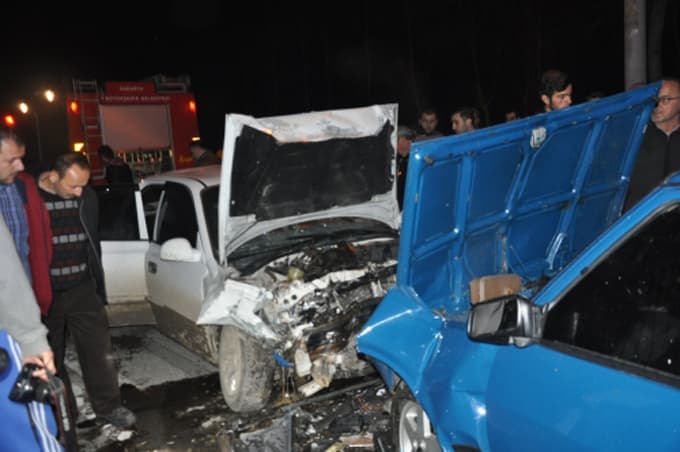 Araçlar kafa kafaya çarpıştı: 1 Ölü, 3 Yaralı