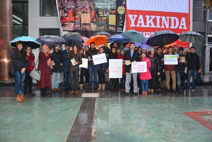 Kitap okumaya teşvik için yağmur altında kitap okudular