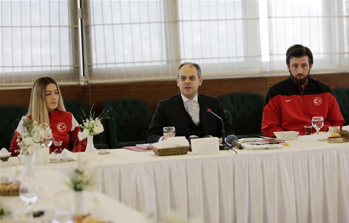 Enes Erkan altın madalyasını Başbakan'a hediye etti