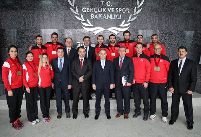 Enes Erkan altın madalyasını Başbakan'a hediye etti