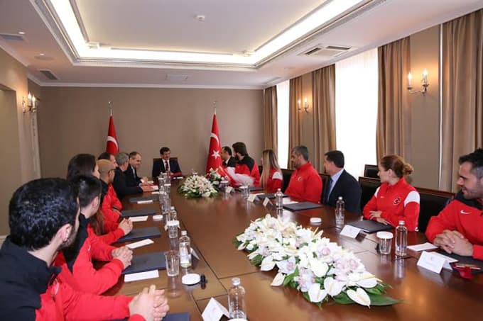 Enes Erkan altın madalyasını Başbakan'a hediye etti