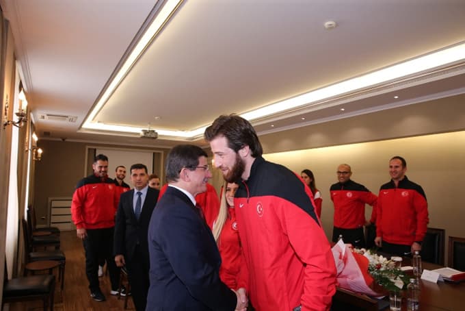 Enes Erkan altın madalyasını Başbakan'a hediye etti