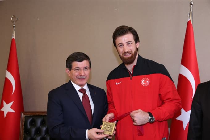 Enes Erkan altın madalyasını Başbakan'a hediye etti