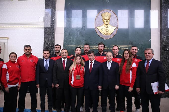 Enes Erkan altın madalyasını Başbakan'a hediye etti