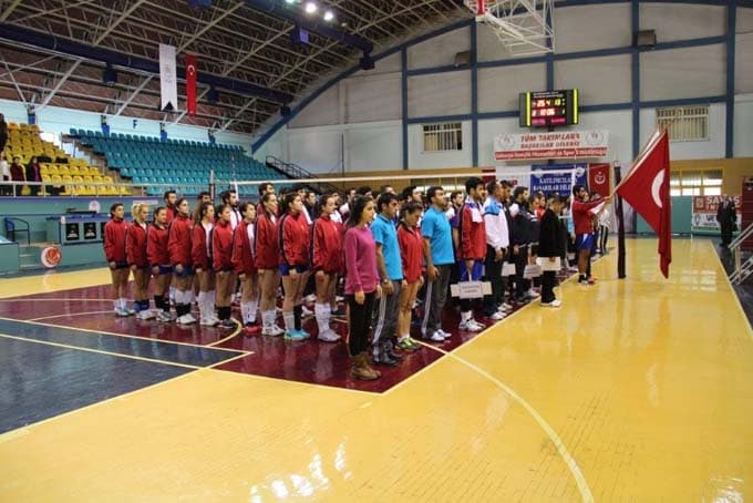 Üniversiteler arası voleybol maçları başladı