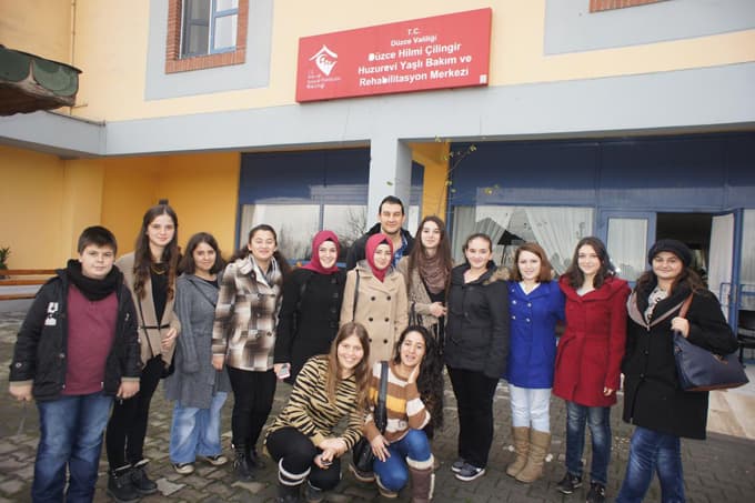 Karasu'da lise öğrencilerinden huzurevine ziyaret 