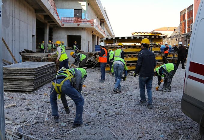 Sakarya'da yüksekten düşen inşaat işçisi yaralandı
