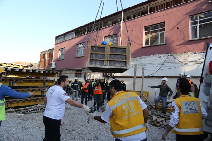 Sakarya'da yüksekten düşen inşaat işçisi yaralandı