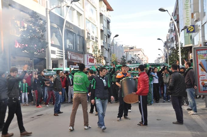 Sakaryaspor taraftarından destek yürüyüşü