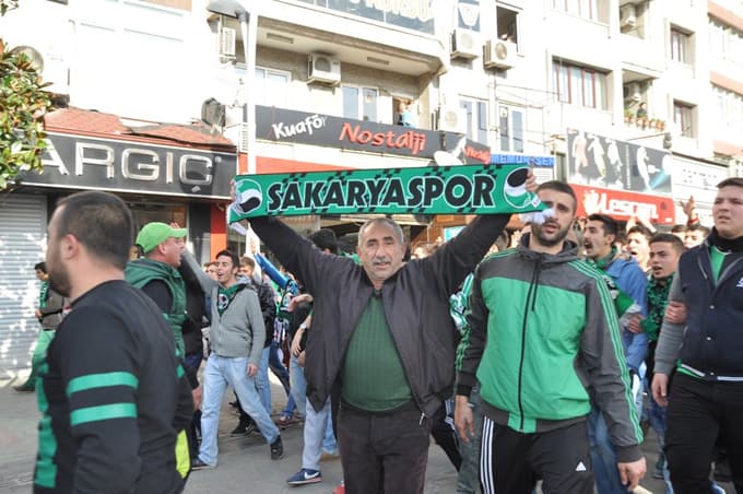 Sakaryaspor taraftarından destek yürüyüşü