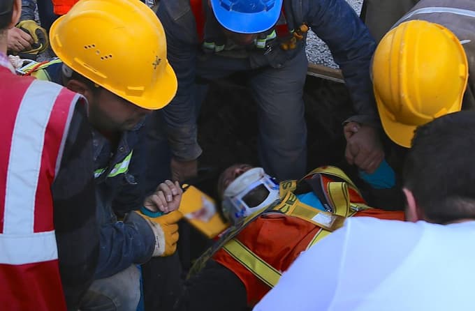 Sakarya'da yüksekten düşen inşaat işçisi yaralandı