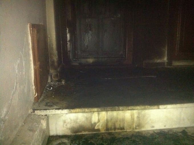HDP Sakarya Şubesi'nin kapısını benzin döküp yaktılar