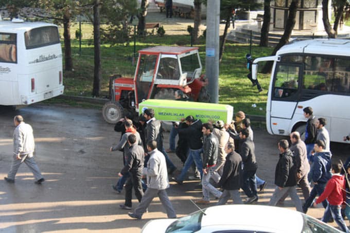 Sakarya'da yüksekten düşen inşaat işçisi yaralandı