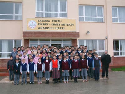<font face="arial,helvetica,sans-serif" size="2">Ferizli&rsquo;de daha &ouml;nce d&uuml;z lise ve end&uuml;stri meslek lisesi vardı. Bug&uuml;n Anadolu Lisesi&rsquo;ne de kavuştu. Nasıl ger&ccedil;ekleşti bu yatırım?</font> <p><font face="arial,helvetica,sans-serif" size="2">Bu lisenin yapılma hikayesi de lise binası gibi bayağı b&uuml;y&uuml;kt&uuml;r. Biz zaten bu t&uuml;r okulları takip ederken bazen de onlar gelip bizi buldu. Bu da şunu g&ouml;sterir siz yeterki yapmak isteyin, iyi niyetli olun o niyetiniz mutlaka yerine gelir. Tabi biliyorsunuz ki Anadolu lisesinin yerini biz daha &ouml;nceden de planladığımız gibi otogar yapacaktık. Bu okul yapılma işi &ccedil;ıkınca hemen bu araziyi hemen okul i&ccedil;in tahsis ettik ve okulu yaptıracak olan hayırsever iş adamımız Fikret ve İsmet Aktekin beyefendilerle g&ouml;r&uuml;şerek okulun yapılması i&ccedil;in Belediye olarak seferber olduk. Belediye olarak bizde &ccedil;evre duvarlarını taahh&uuml;t ettik ve okulun temeli atıldı ve inşaatına başlandı. Bu okulun il&ccedil;emize gelmesinde hayırsever işadamlarını il&ccedil;emize y&ouml;nlendiren Cumhurbaşkanlığı Genel Sekreteri Sayın Mustafa İsen&rsquo;e ş&uuml;kranlarımı sunuyorum. Okul yapıldı kısa s&uuml;rede bitti ve bir&ccedil;ok ilde olmayan yatılı Anadolu Lisesini il&ccedil;emize kazandırarak eğitime teslim ettik. Bu yıl ikinci senesi ve başta İstanbul olmak &uuml;zere t&uuml;m &ccedil;evre illerden il&ccedil;emize &ouml;ğrenci gelmektedir. Buda il&ccedil;emizin eğitimde &ccedil;ok yol aldığını g&ouml;stermektedir Hayırseverlerin yardımıyla artık Anaokulu&rsquo;da var il&ccedil;emizde.. <br /><br /></font></p>