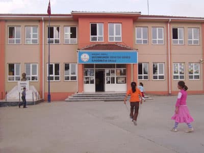 <font face="Arial" size="2">Değirmencik İlk&ouml;ğretim Okulu nasıl oldu?</font> <p><font face="Arial" size="2">Değirmencik mahallemize hayırsever işadamımız Muzaffer G&uuml;neş tarafından yaptırılan R&uuml;veyde G&uuml;neş İlk&ouml;ğretim Okulu da il&ccedil;emize yapılan eğitim yatırımlarındandır. Bu okulda hayırseverimiz tarafından yaptırılarak eğitime verdiği &ouml;nemi g&ouml;stermiştir. Bu değerli yatırımı il&ccedil;emize yapan Değerli işadamı hayırsever Muzaffer G&uuml;neşe &ccedil;ok teşekk&uuml;r ediyorum dedi.</font></p><p><font face="arial,helvetica,sans-serif" size="2">Bu s&uuml;re&ccedil;te yeni lise binası var bir de. Ne zaman tamamlanacak?</font></p><p><font face="arial,helvetica,sans-serif" size="2">Toki tarafından il&ccedil;emize yaptırılan yeni lise binası ise 2. yarıyıla yetiştirilerek eğitim kadrosuna katılacak. 16 derslikli lise binasının yapılması ile de eğitim yatırımları artarken eğitim kalitesinin de y&uuml;kseldiğini a&ccedil;ık&ccedil;a g&ouml;stermektedir. </font></p>