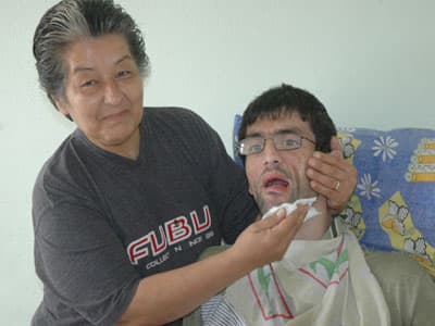<p><font face="arial,helvetica,sans-serif" size="2">Y&uuml;r&uuml;yemeyen, konuşamayan, sadece yemek suyu ve mamayla beslenen Serdar'a annesi &Ccedil;i&ccedil;ek D&uuml;ndoğdu (51) bakıyor. T&uuml;m g&uuml;n&uuml;n&uuml; Serdar'a ayıran anne &Ccedil;i&ccedil;ek D&uuml;ndoğdu bundan dolayı &ccedil;alışamıyor. Eşinden de boşanan &Ccedil;i&ccedil;ek, zor şartlarda Serdar'a bakıyor. Tek gelirlerinin Serdar'ın sakat maaşı olduğunu ifade eden anne &Ccedil;i&ccedil;ek D&uuml;ndoğdu, <font color="#333399">&quot;Serdar, 8 aylık evli iken girdiği bunalım sonucu beynine kurşun sıktı. Bize bakacak kimse olmadığı i&ccedil;in ne araştırması ne soruşturması yapıldı. İntihar girişimi denip bırakıldı. Karısı bırakıp gitti. Evimiz bana kaldı. Eşimden ayrıldım. Hi&ccedil;bir şey yok. Serdar'ın bakımı bana kaldı&quot;</font> dedi.Birinci eşi vefat eden ikinci eşinden de ayrılan acılı anne, <br />Serdar'ı bırakıp &ccedil;alışamadığını s&ouml;yledi. Serdar'ı doktorlara g&ouml;t&uuml;rd&uuml;ğ&uuml;n&uuml; ama <strong>&quot;hi&ccedil;bir şeyi yok deyip&quot;</strong> geri yolladıklarını anlatan anne <font color="#333399">&Ccedil;i&ccedil;ek,</font> <font color="#333399">s&ouml;zlerine ş&ouml;yle devam etti:</font> &quot;S&uuml;rekli ağzı akıyor. Dişleri &ccedil;iğneme orantısı olmadığından &ccedil;ekildi. Dişleri varken de aynı vaziyetteydi. Dişleri &ccedil;ekildikten sonra ağız akıntısı değişmedi. Dişleri varken sadece şekerli yoğurt yiyordu. <font color="#333399">Haftada 30 kilo yoğurt, 8 kilo şeker t&uuml;ketiyordu.</font> Dişlerin &ccedil;ekilmesinden sonra doktor yoğurt yeme yasağı getirdi. Sadece şekerli mamayla besleniyor bir de yemek suları. G&uuml;n&uuml;n 24 saati ailece bize ait değil tamamen Serdar'a ait. Ağızdan gelen suların sebebini doktorlar tespit edemedi. Bunun tedavisini yapabilecek bir doktora ihtiyacımız var.&quot; <br /><br /></font></p>