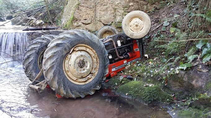 Uçuruma yuvarlanan traktörden sağ çıktı
