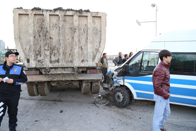 Kamyonla yolcu minibüsü çarpıştı